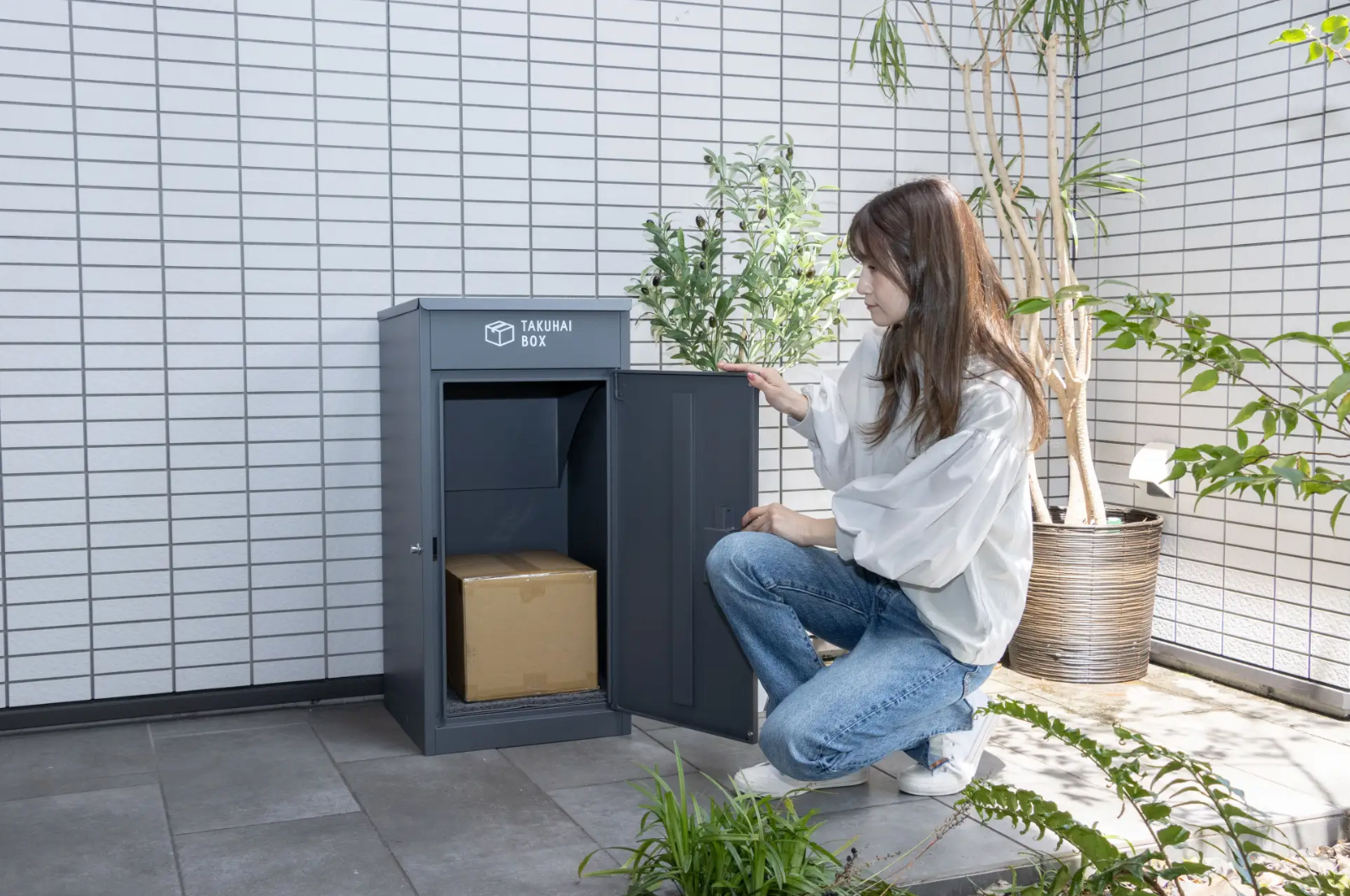 宅配ボックス7万台の累計販売で、【年間17.4万時間の再配達と392トンのCO₂】削減効果。メーカーが試算を公開。