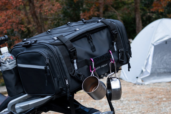 日帰りツーリングやキャンプでも大活躍。大容量×コンパクト設計で支持される人気のPYKES PEAK「バイク用シートバッグ」がついに再販開始!