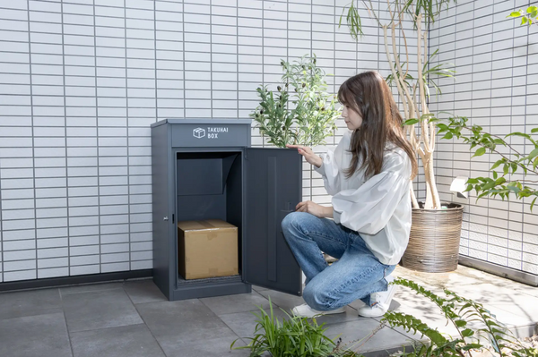 宅配ボックス7万台の累計販売で、【年間17.4万時間の再配達と392トンのCO₂】削減効果。メーカーが試算を公開。