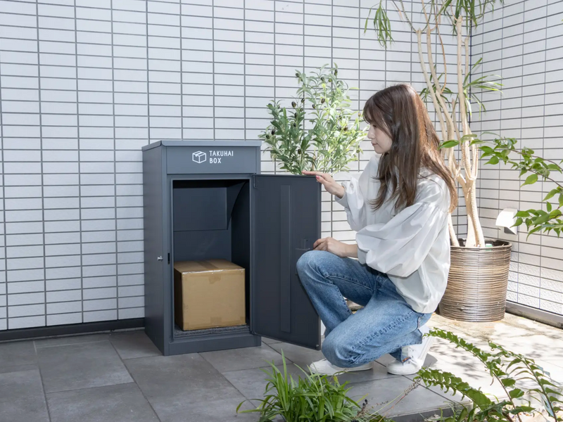 宅配ボックス7万台の累計販売で、【年間17.4万時間の再配達と392トンのCO₂】削減効果。メーカーが試算を公開。