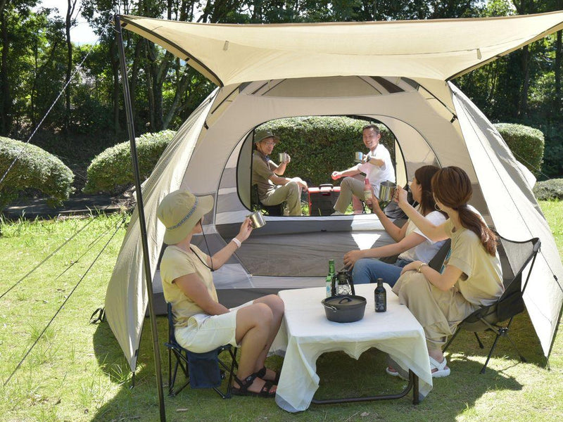 ファミリーキャンプにおすすめのコスパ最強大型ドームテント！ 「パイクスピーク パーティードーム」は大人4人以上余裕で眠れる室内、両側キャノピーで6m級の広さを実現します。 - PYKES PEAK