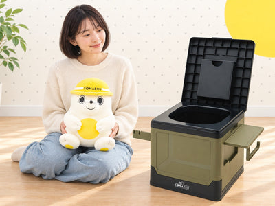 断水中のトイレで、ペーパーやウェットティッシュの置き場に困らない。サイドテーブルとホルダーを備えた「折りたたみ救急トイレEX」が防災グッズ大賞2026アイデア賞に