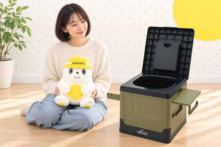 断水中のトイレで、ペーパーやウェットティッシュの置き場に困らない。サイドテーブルとホルダーを備えた「折りたたみ救急トイレEX」が防災グッズ大賞2026アイデア賞に
