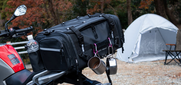 日帰りツーリングやキャンプでも大活躍。大容量×コンパクト設計で支持される人気のPYKES  PEAK「バイク用シートバッグ」がついに再販開始！