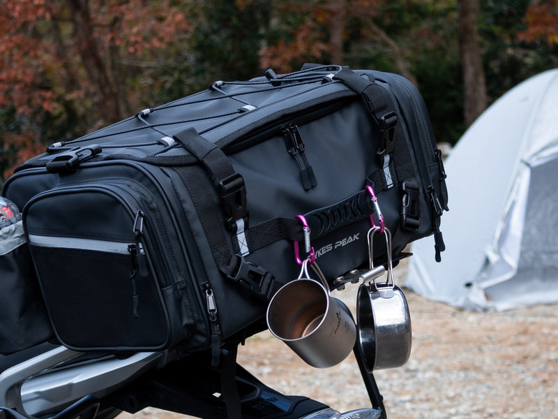 日帰りツーリングやキャンプでも大活躍。大容量×コンパクト設計で支持される人気のPYKES  PEAK「バイク用シートバッグ」がついに再販開始！