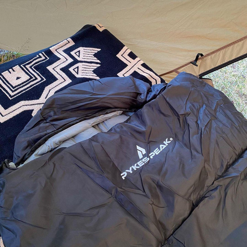 寝袋 マミー型 1800g 5色 シュラフ 丸洗い可能 キャンプ アウトドア - PYKES PEAK